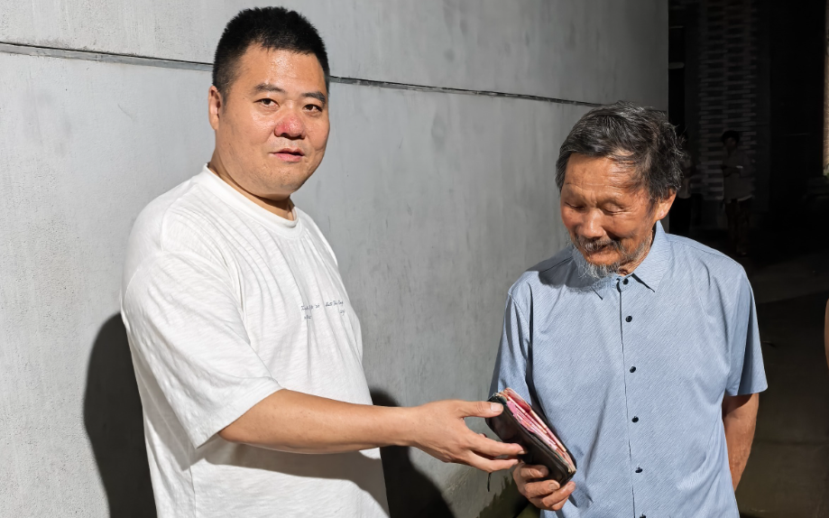 拾金不昧顯美德 暖心善舉傳鄉(xiāng)風(fēng)
